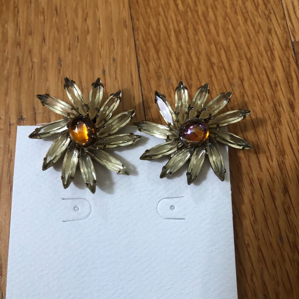 Set of two clip on earrings